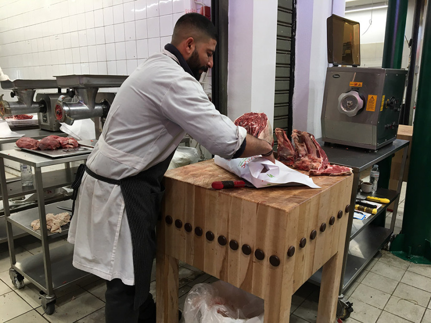 Τσικνοπέμπτη: Τσίκνα, χορός και τραγούδι στη Βαρβάκειο