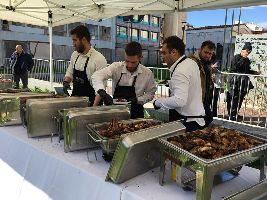 Τσικνοπέμπτη: Τσίκνα, χορός και τραγούδι στη Βαρβάκειο