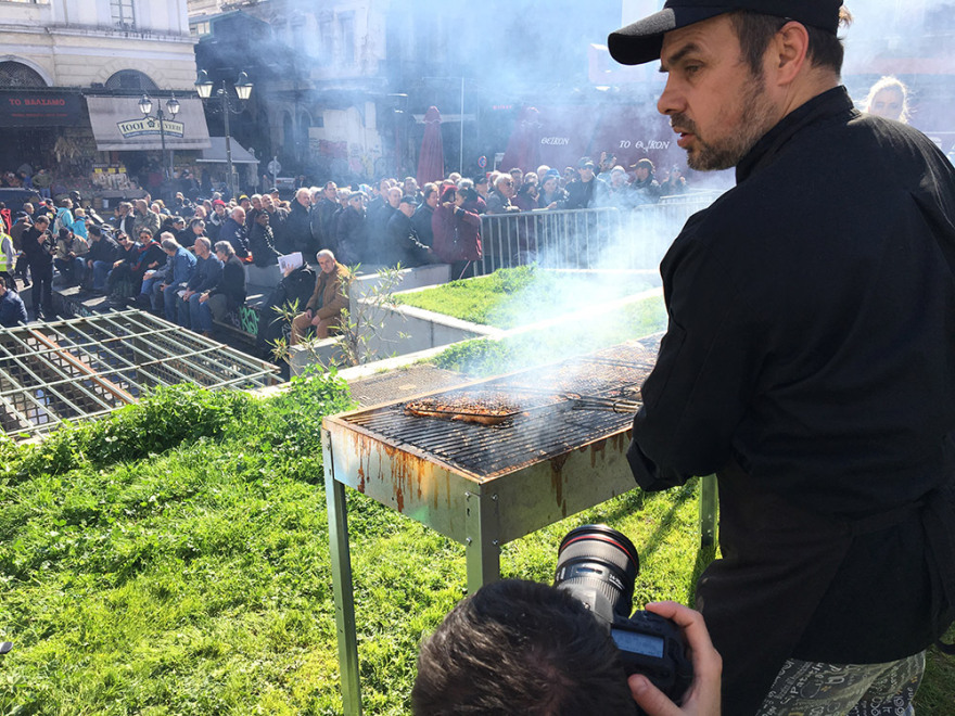 Τσικνοπέμπτη: Τσίκνα, χορός και τραγούδι στη Βαρβάκειο