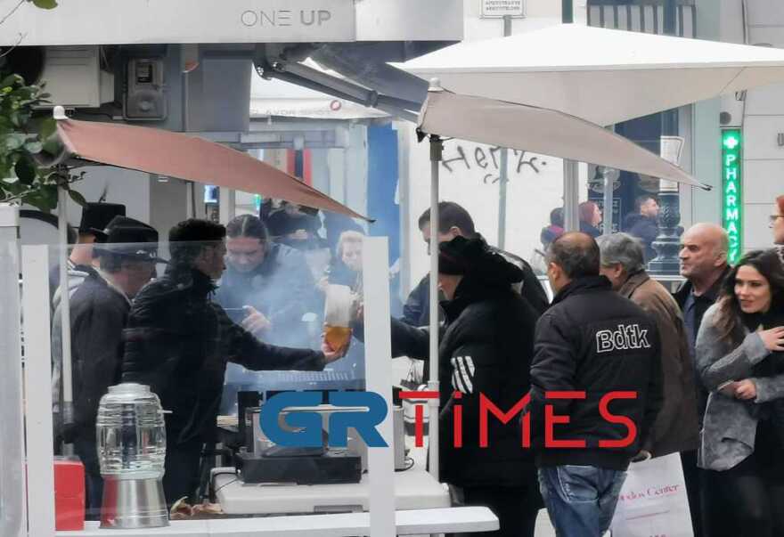 Τσικνοπέμπτη: Τσίκνα, χορός και τραγούδι στη Βαρβάκειο