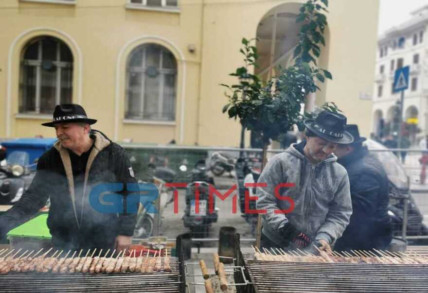 Τσικνοπέμπτη: Τσίκνα, χορός και τραγούδι στη Βαρβάκειο