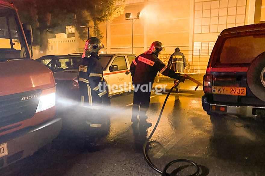 Θεσσαλονίκη: Έκαψαν τρία οχήματα του υπ. Πολιτισμού έξω από το Βυζαντινό Μουσείο