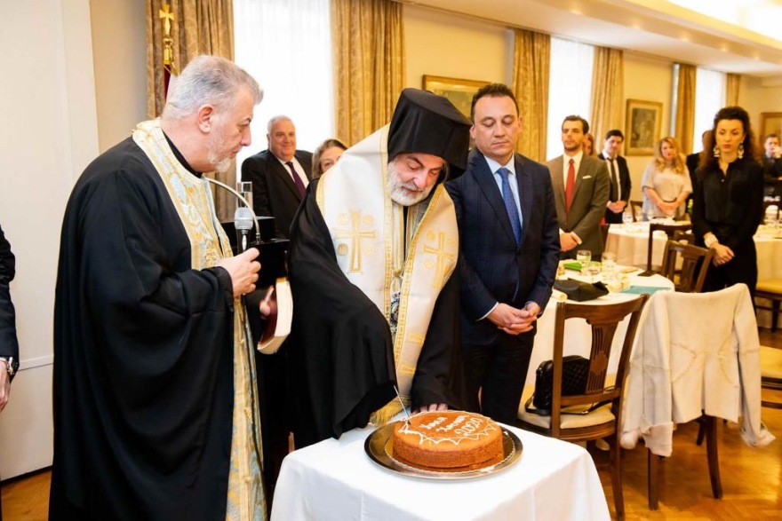   Η κοπή της πρωτοχρονιάτικης πίτας της Διεθνούς Ένωσης Φίλων Αρχιεπισκοπής Θυατείρων και Μεγάλης Βρετανίας