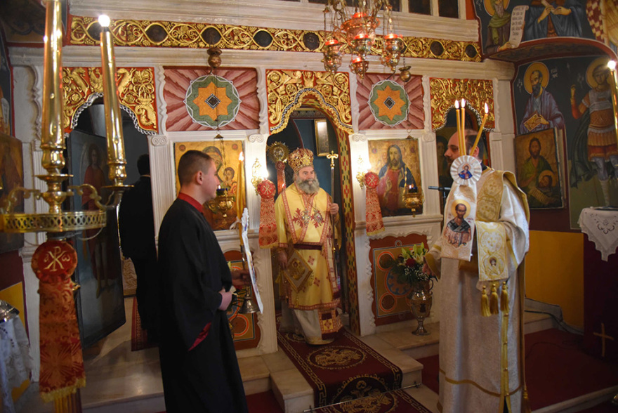  Στα γραφικά σοκάκια του Κότρωνα οι πιστοί τραγούδησαν το Μακεδονία Ξακουστή