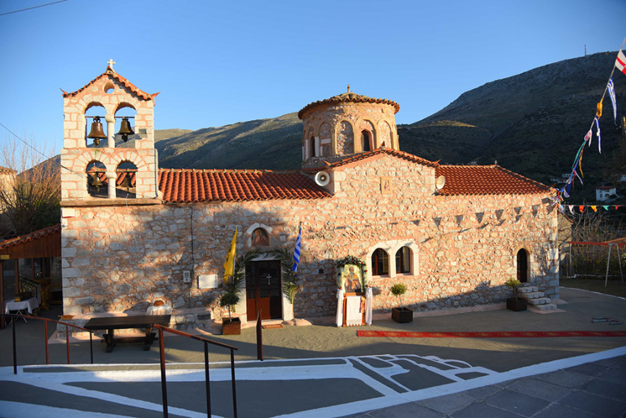  Στα γραφικά σοκάκια του Κότρωνα οι πιστοί τραγούδησαν το Μακεδονία Ξακουστή