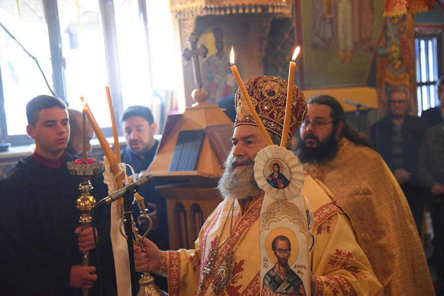  Στα γραφικά σοκάκια του Κότρωνα οι πιστοί τραγούδησαν το Μακεδονία Ξακουστή