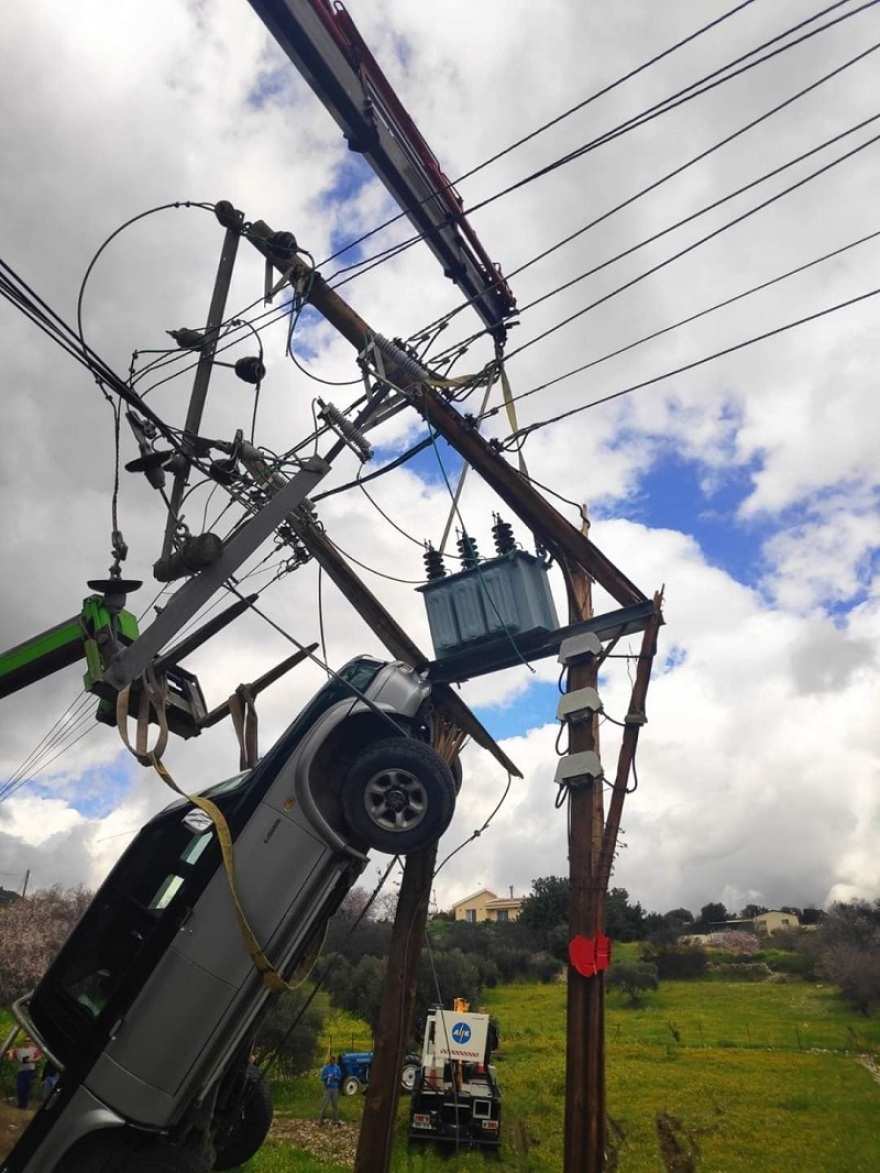 Κύπρος: Αγροτικό κρεμάστηκε σε κολόνα ηλεκτροδότησης