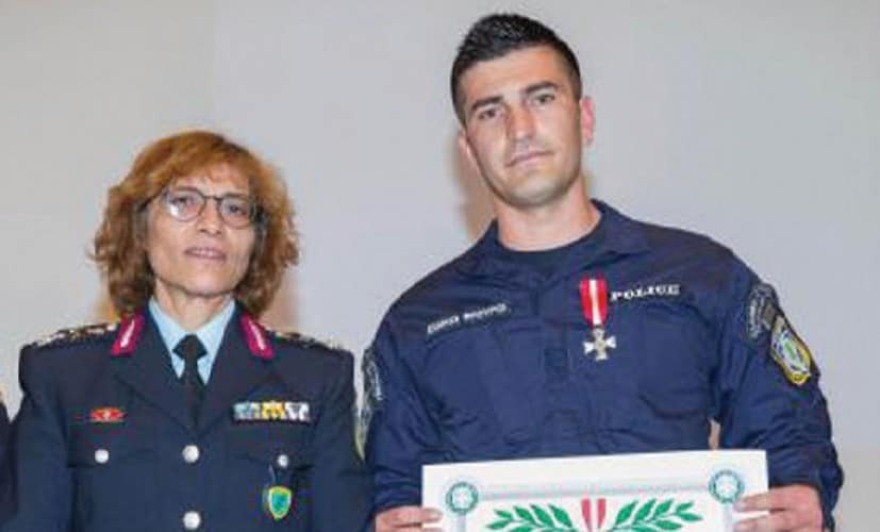 Χίος: Ειδικός φρουρός ξεγέννησε προσφυγοπούλα! 