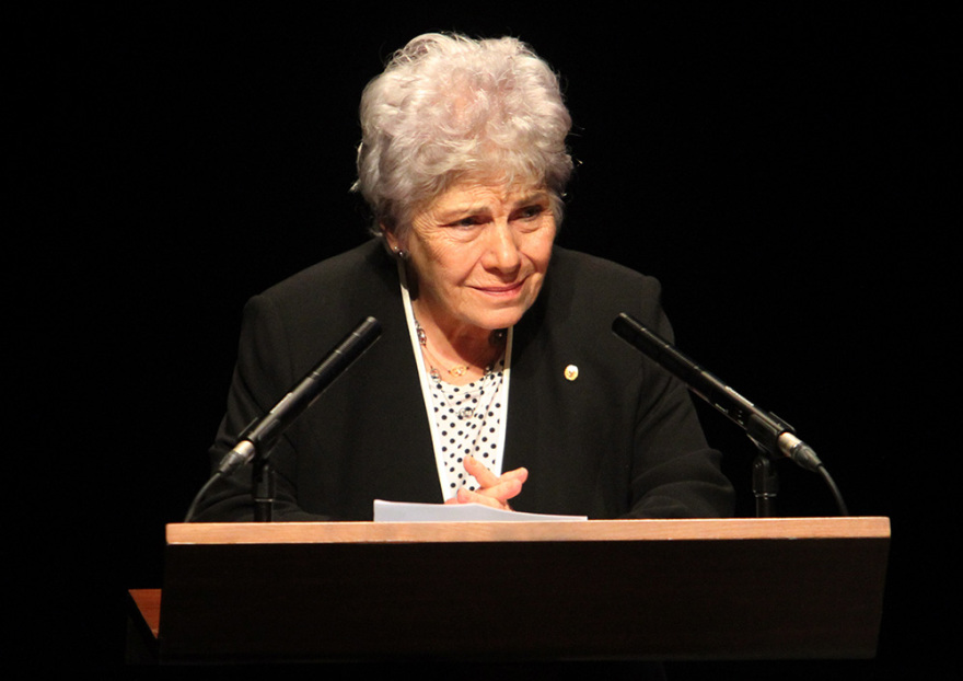 Κική Δημουλά: Ποια ήταν η ποιήτρια που αγάπησε ο κόσμος