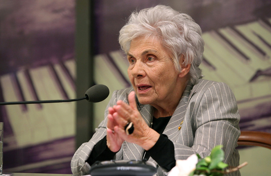 Κική Δημουλά: Ποια ήταν η ποιήτρια που αγάπησε ο κόσμος