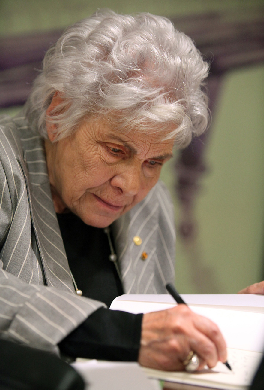 Κική Δημουλά: Ποια ήταν η ποιήτρια που αγάπησε ο κόσμος