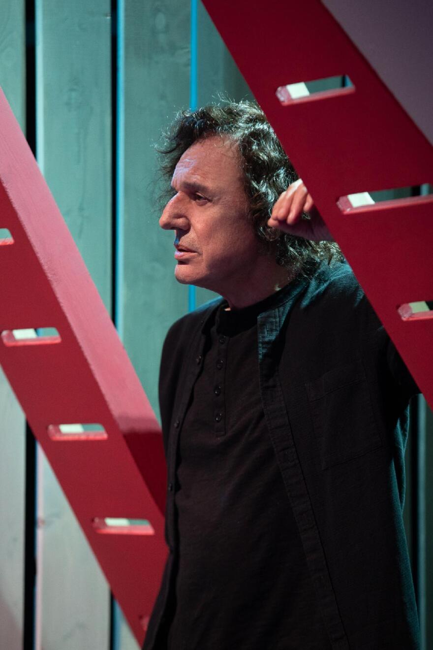 Βασίλης Παπακωνσταντίνου: Διαταράσσει την «Κοινή Ησυχία» της μοναξιάς και της παραίτησης στο Θέατρο «Διάνα»