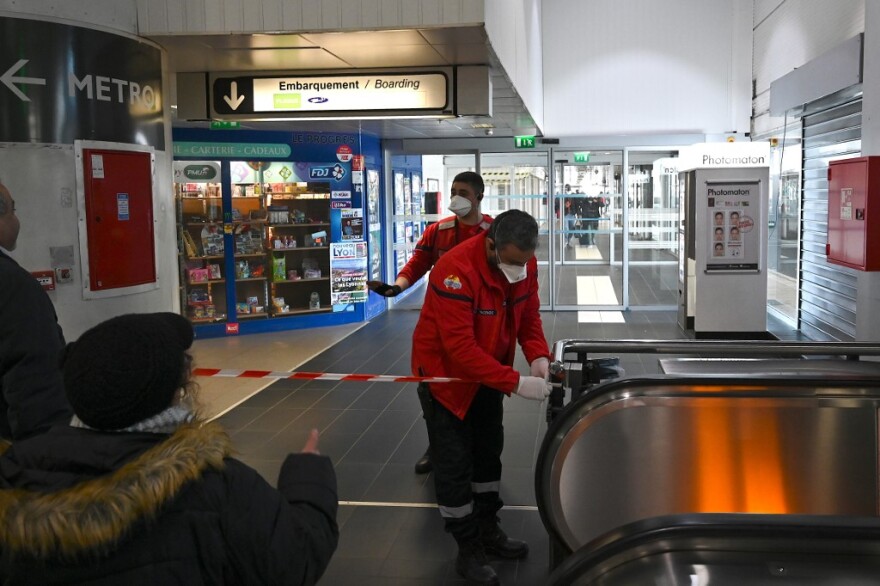 Κορωνοϊός: Έβδομος νεκρός στην Ιταλία - Πανικός με αστυνομικούς στους δρόμους και πόλεις-φαντάσματα