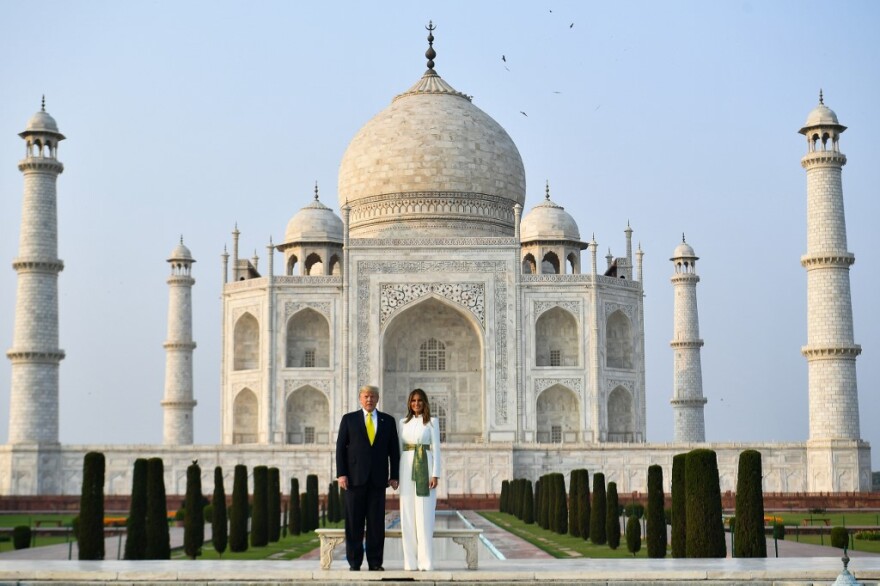 «Namaste Trump»: Θερμή υποδοχή για τον Τραμπ στην Ινδία