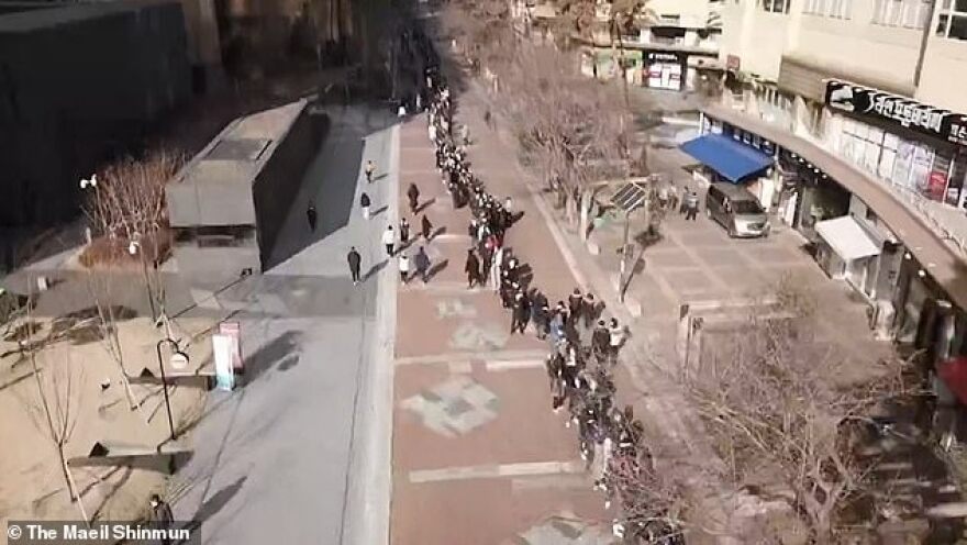 Κορωνοϊός: Ουρές χιλιομέτρων στη Νότια Κορέα για μία μάσκα - Δείτε βίντεο