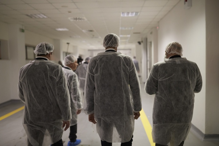 Eπίσκεψη Μητσοτάκη στο εργοστάσιο της Pharmathen στις Σάπες Ροδόπης