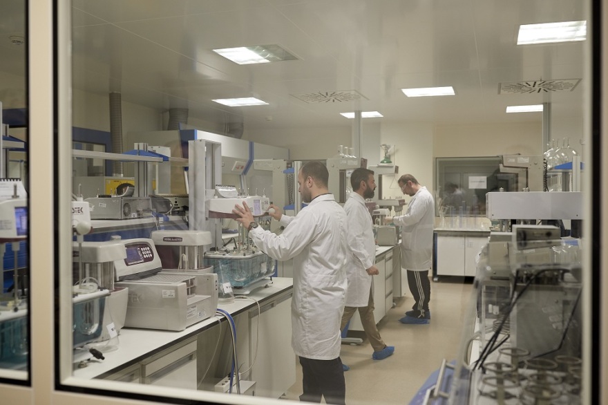 Eπίσκεψη Μητσοτάκη στο εργοστάσιο της Pharmathen στις Σάπες Ροδόπης