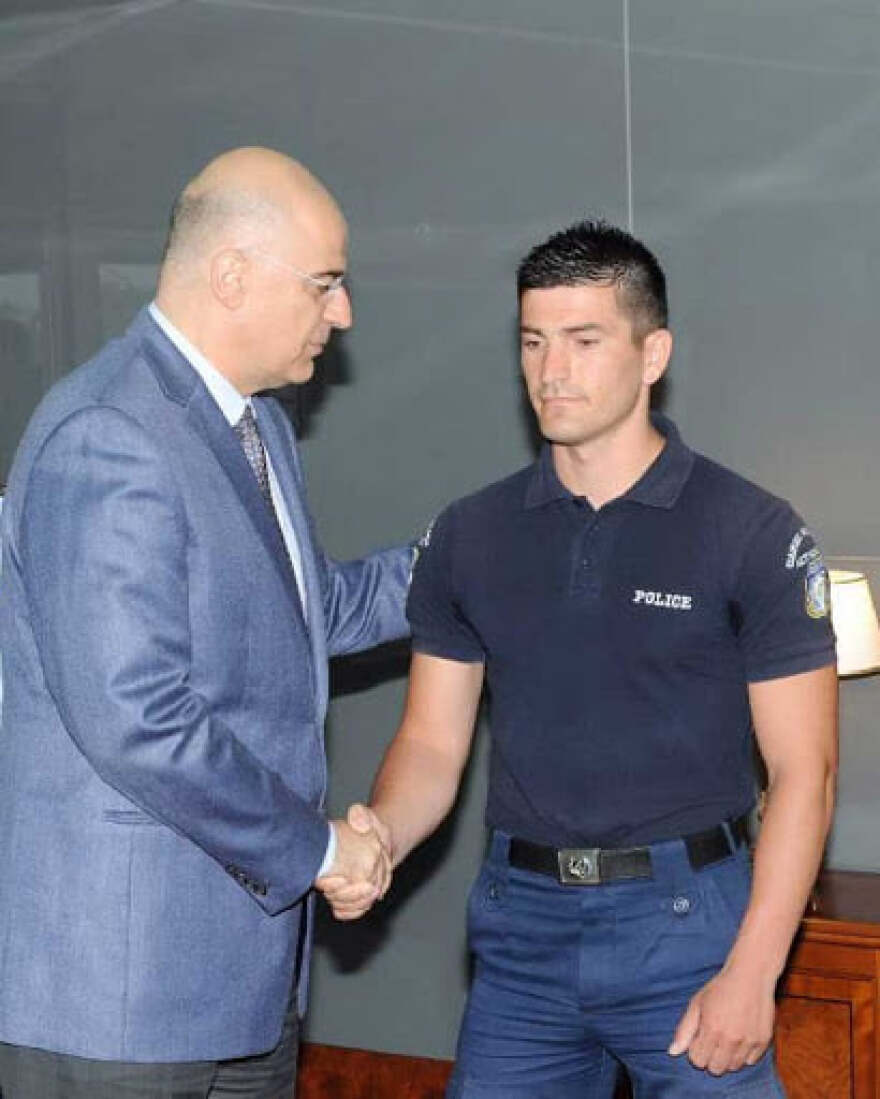 Ο ειδικός φρουρός περιγράφει καρέ-καρέ στο protothema.gr πώς ξεγέννησε την προσφυγοπούλα 