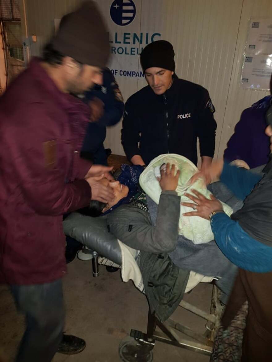 Ο ειδικός φρουρός περιγράφει καρέ-καρέ στο protothema.gr πώς ξεγέννησε την προσφυγοπούλα 