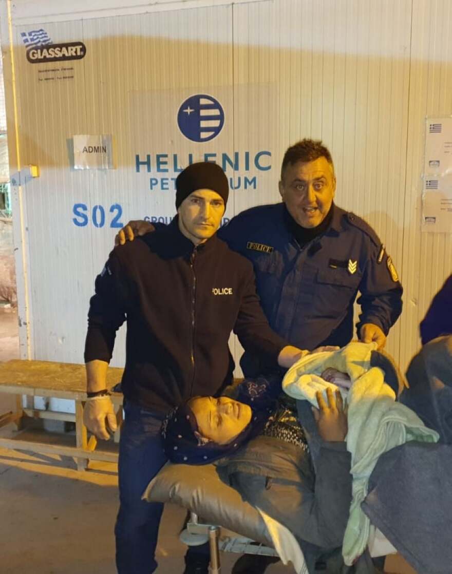 Ο ειδικός φρουρός περιγράφει καρέ-καρέ στο protothema.gr πώς ξεγέννησε την προσφυγοπούλα 