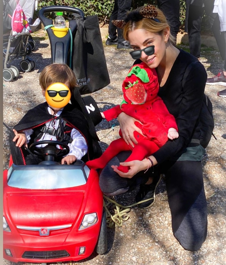 Η Δούκισσα Νομικού πήγε βόλτα με τον... «Ζορό» και τη «Φραουλίτσα» 