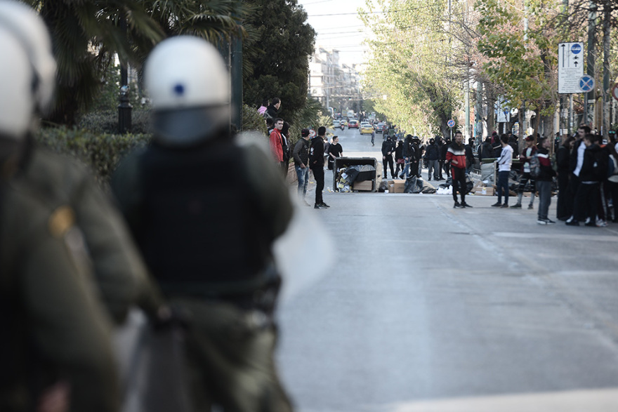 ΑΣΟΕΕ: Επέμβαση της Αστυνομίας στο Πανεπιστήμιο - Πετροπόλεμος και χημικά στην Πατησίων