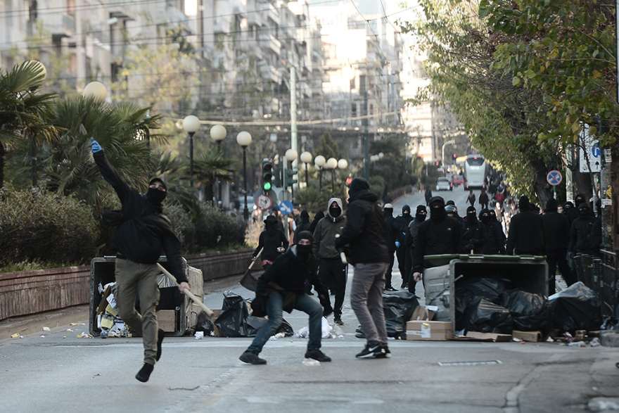 ΑΣΟΕΕ: Επέμβαση της Αστυνομίας στο Πανεπιστήμιο - Πετροπόλεμος και χημικά στην Πατησίων