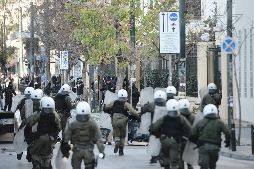 ΑΣΟΕΕ: Επέμβαση της Αστυνομίας στο Πανεπιστήμιο - Πετροπόλεμος και χημικά στην Πατησίων