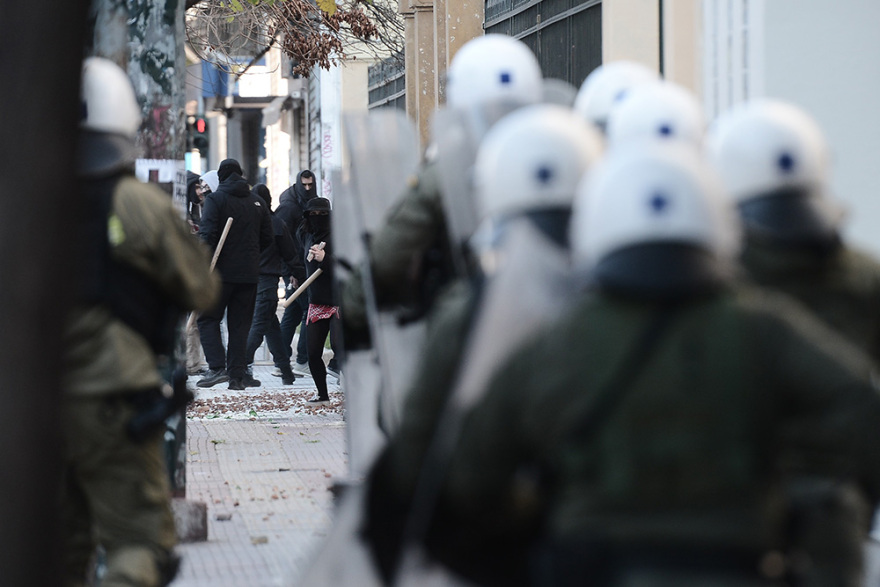 ΑΣΟΕΕ: Επέμβαση της Αστυνομίας στο Πανεπιστήμιο - Πετροπόλεμος και χημικά στην Πατησίων