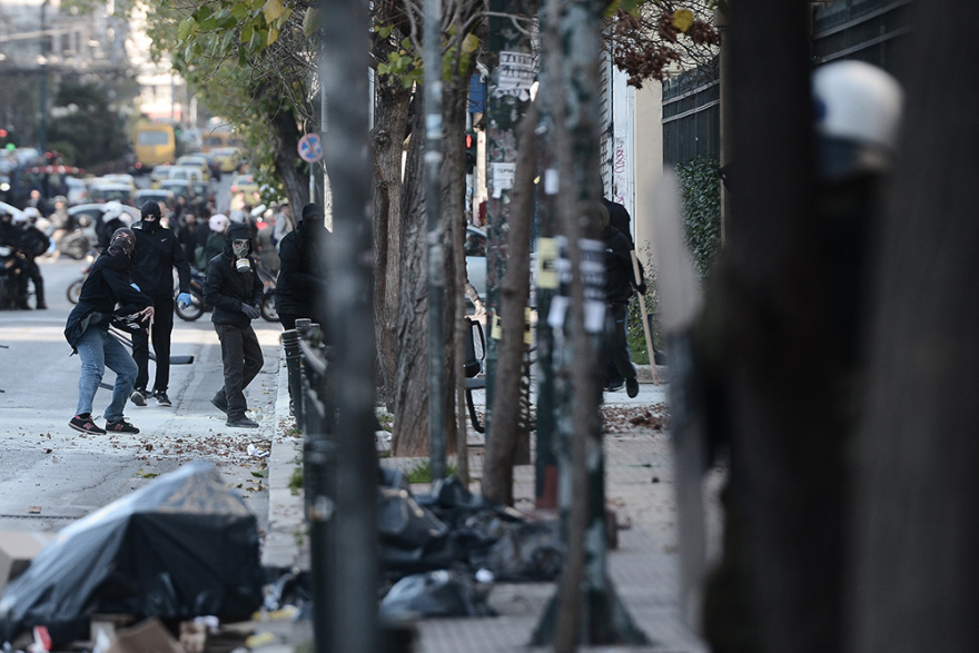 ΑΣΟΕΕ: Επέμβαση της Αστυνομίας στο Πανεπιστήμιο - Πετροπόλεμος και χημικά στην Πατησίων