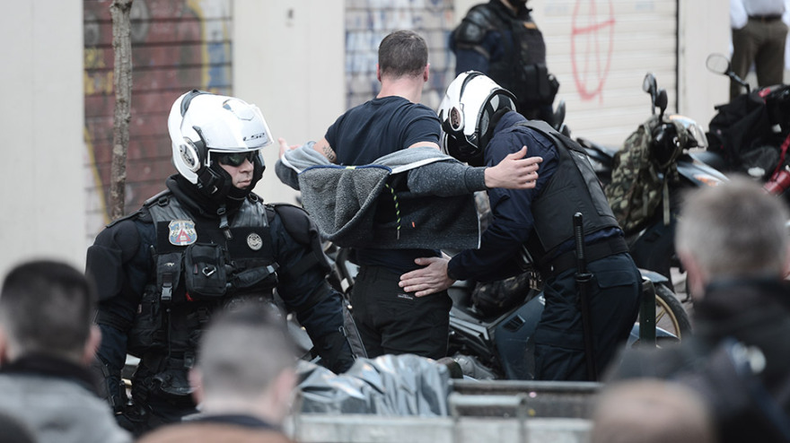 ΑΣΟΕΕ: Επέμβαση της Αστυνομίας στο Πανεπιστήμιο - Πετροπόλεμος και χημικά στην Πατησίων