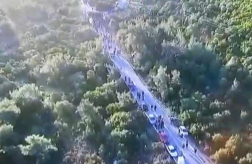 Μεταναστευτικό: Προχωρά η κατασκευή των δομών - Μολότοφ και ρουκέτες από διαδηλωτές 