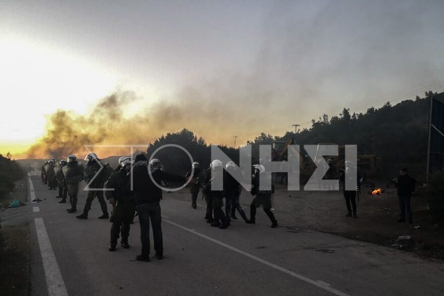 Μεταναστευτικό: Προχωρά η κατασκευή των δομών - Μολότοφ και ρουκέτες από διαδηλωτές 