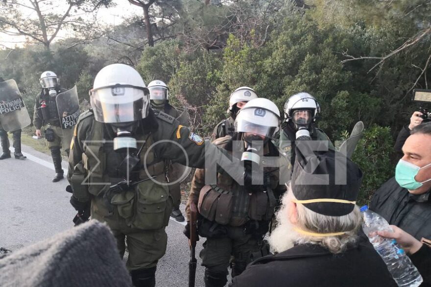 Μεταναστευτικό: Προχωρά η κατασκευή των δομών - Μολότοφ και ρουκέτες από διαδηλωτές 