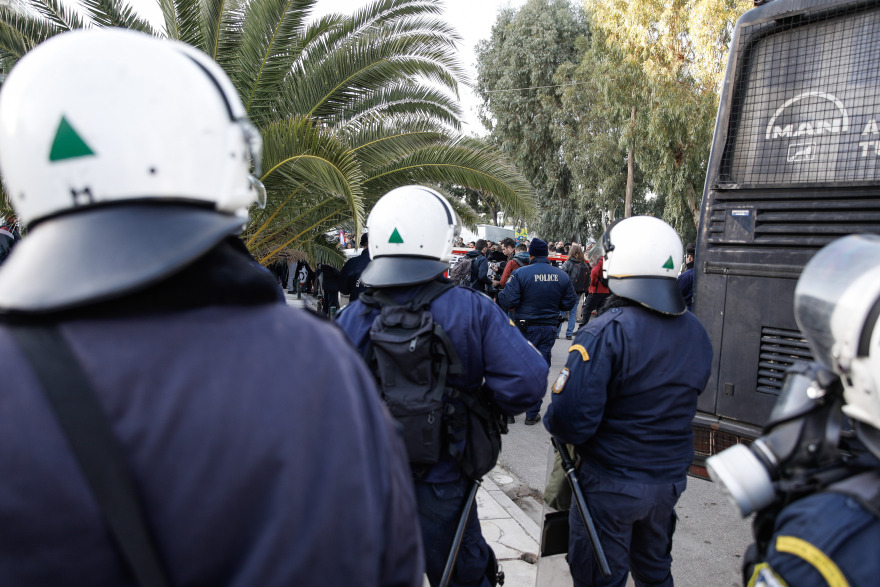 Με «μαϊμούδες» το μπλόκο του ΠΑΜΕ στο συνέδριο της ΓΣΕΕ - Δείτε φωτογραφίες
