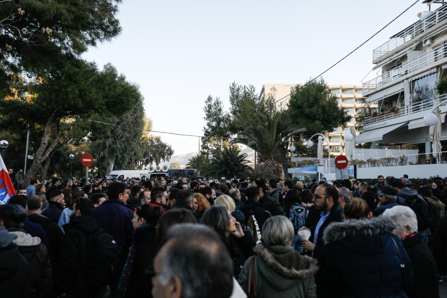 Με «μαϊμούδες» το μπλόκο του ΠΑΜΕ στο συνέδριο της ΓΣΕΕ - Δείτε φωτογραφίες