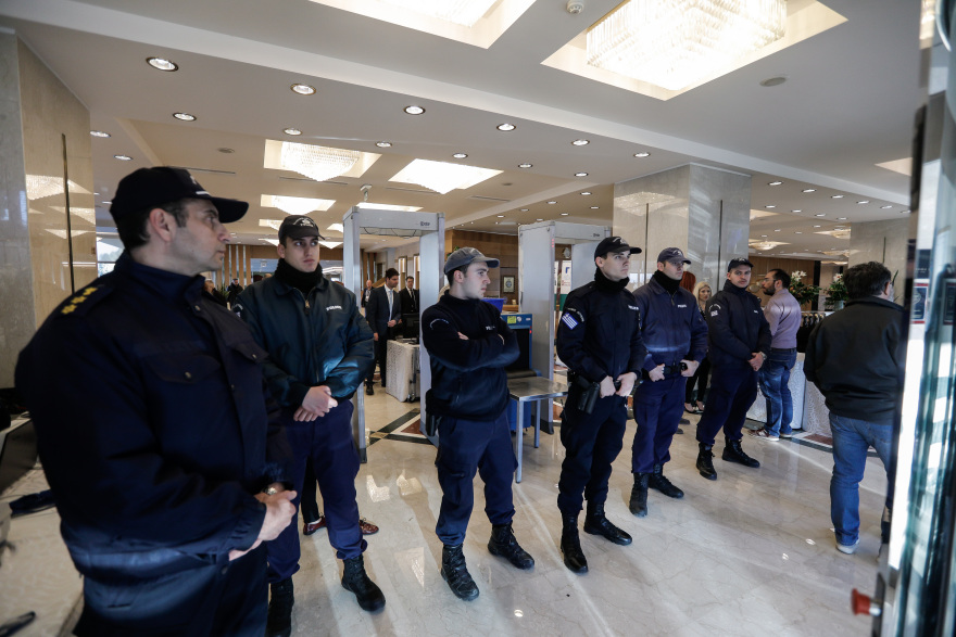 Με «μαϊμούδες» το μπλόκο του ΠΑΜΕ στο συνέδριο της ΓΣΕΕ - Δείτε φωτογραφίες