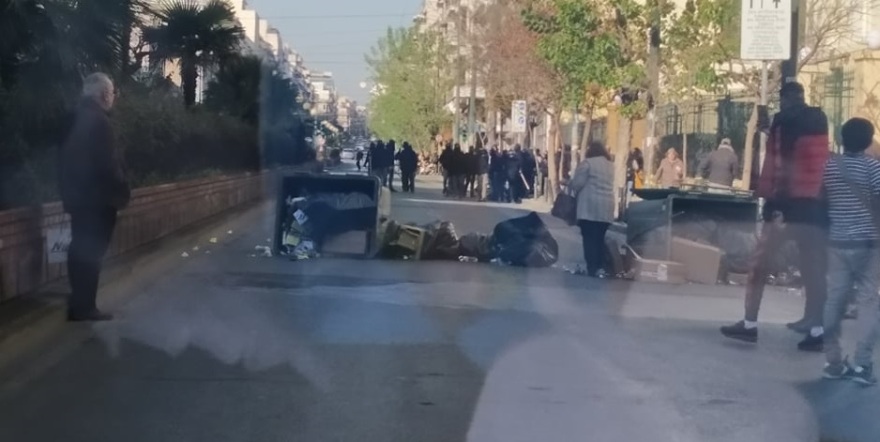 ΑΣΟΕΕ: Επέμβαση της Αστυνομίας στο Πανεπιστήμιο - Πετροπόλεμος και χημικά στην Πατησίων