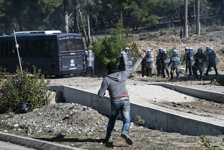 Μεταναστευτικό Λέσβος: Δεκάδες τραυματίες από τις συγκρούσεις στο Διαβολόρεμα