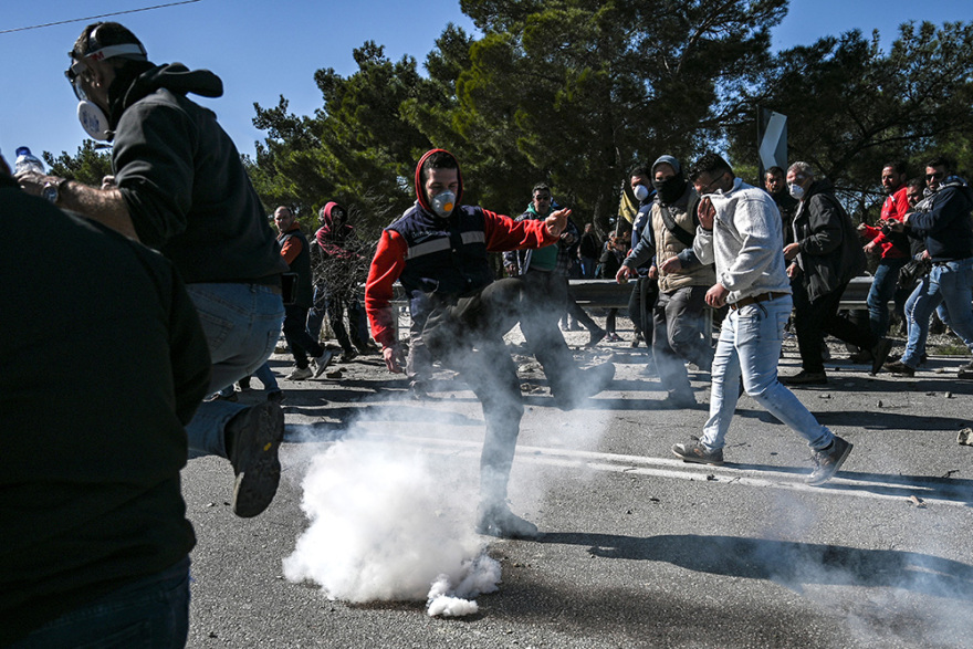 Μεταναστευτικό Λέσβος: Δεκάδες τραυματίες από τις συγκρούσεις στο Διαβολόρεμα