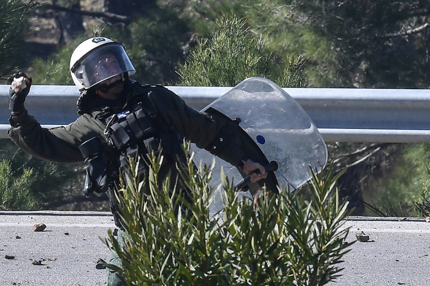 Μεταναστευτικό Λέσβος: Δεκάδες τραυματίες από τις συγκρούσεις στο Διαβολόρεμα