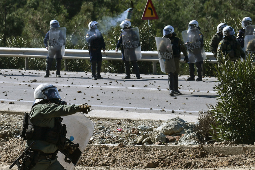 Μεταναστευτικό Λέσβος: Δεκάδες τραυματίες από τις συγκρούσεις στο Διαβολόρεμα