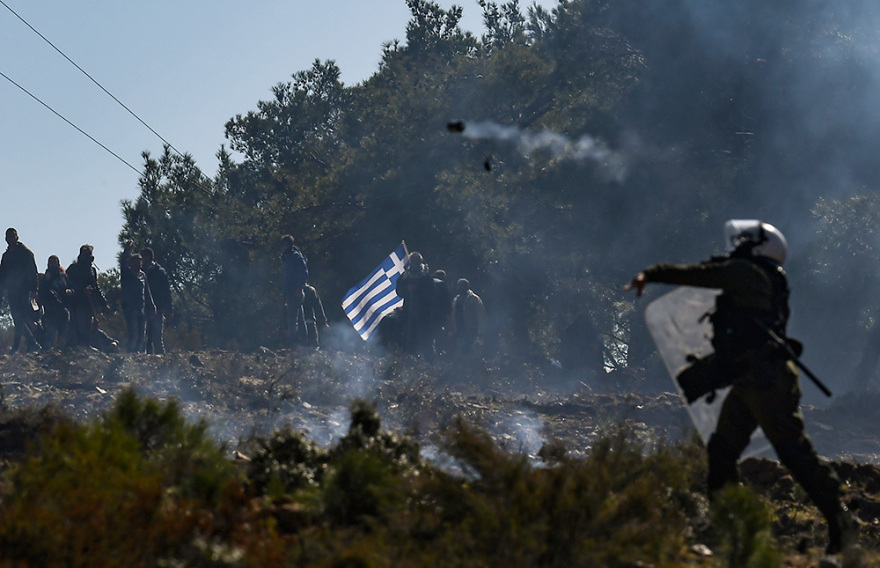 Μεταναστευτικό Λέσβος: Δεκάδες τραυματίες από τις συγκρούσεις στο Διαβολόρεμα