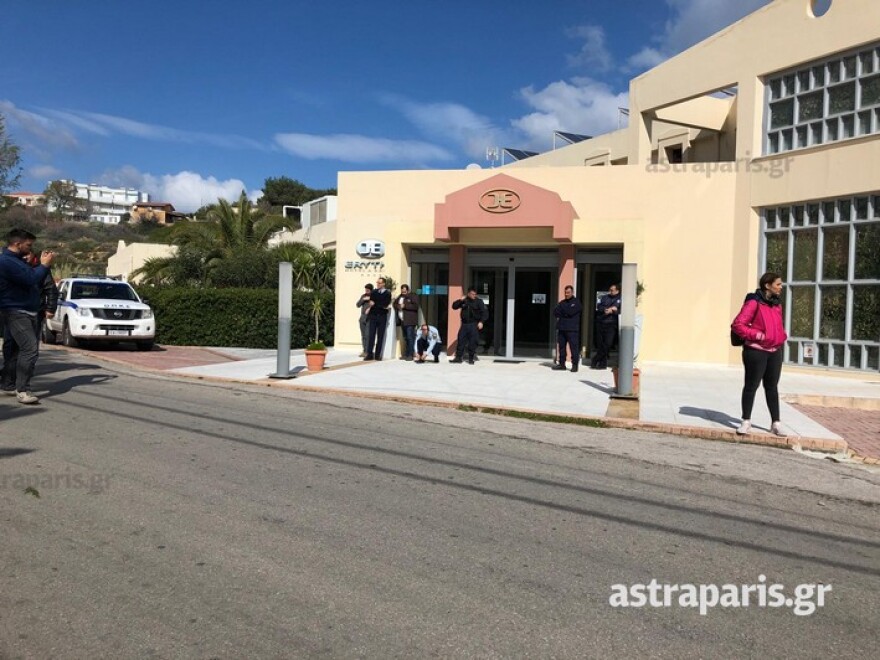 Μεταναστευτικό: Νύχτα αγωνίας στη Λέσβο - Τραυματίες αστυνομικοί, απεγκλωβίζονται τα ΜΑΤ από το στρατόπεδο