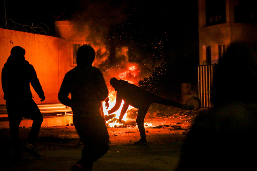 Μεταναστευτικό: Νύχτα αγωνίας στη Λέσβο - Τραυματίες αστυνομικοί, απεγκλωβίζονται τα ΜΑΤ από το στρατόπεδο