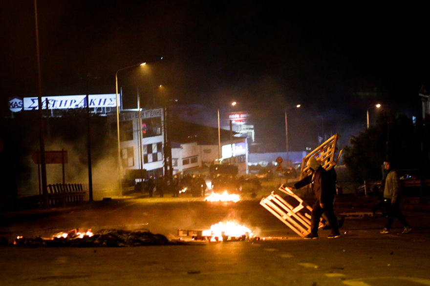 Μεταναστευτικό: Νύχτα αγωνίας στη Λέσβο - Τραυματίες αστυνομικοί, απεγκλωβίζονται τα ΜΑΤ από το στρατόπεδο