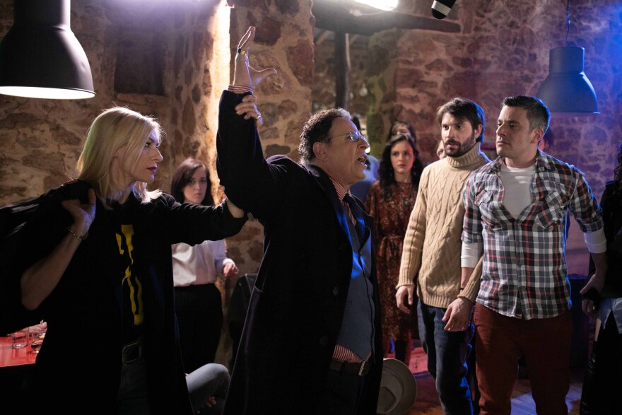 «Το Καφέ της Χαράς»: Η Ζέτα Δούκα εισβάλλει ως μυστηριώδης μπαργούμαν