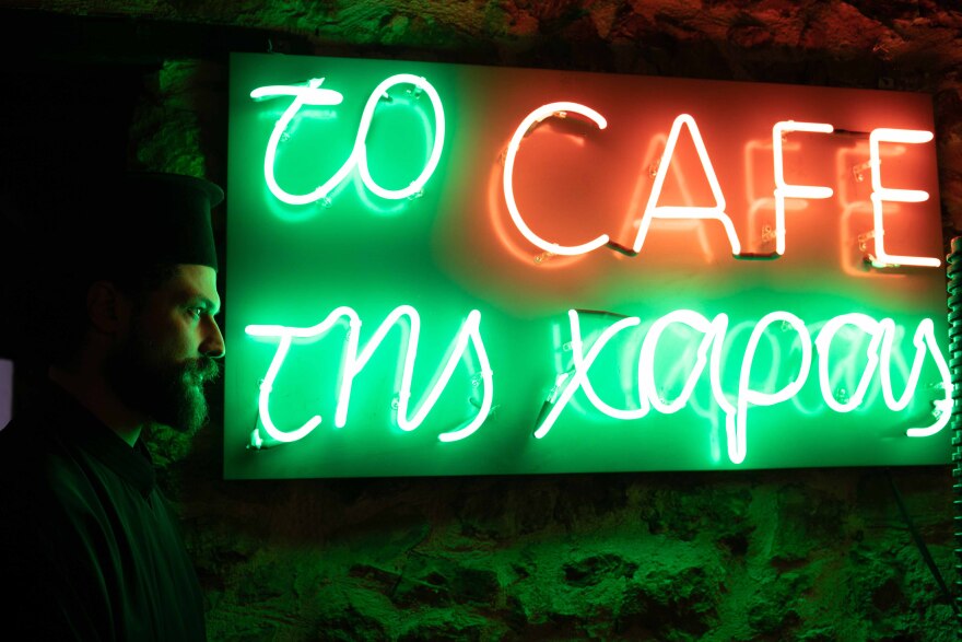 «Το Καφέ της Χαράς»: Η Ζέτα Δούκα εισβάλλει ως μυστηριώδης μπαργούμαν