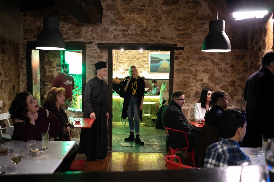 «Το Καφέ της Χαράς»: Η Ζέτα Δούκα εισβάλλει ως μυστηριώδης μπαργούμαν