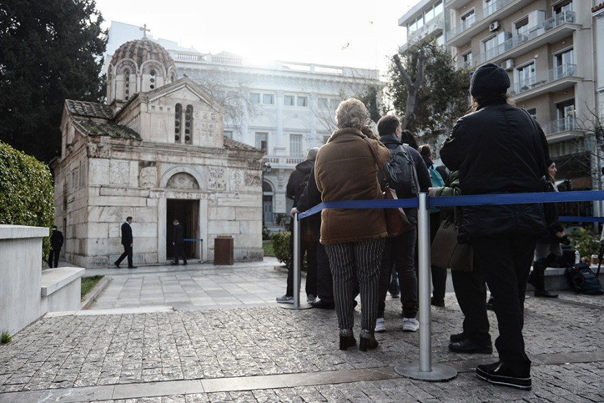 Κώστας Βουτσάς: Σε λαϊκό προσκύνημα η σορός του μεγάλου ηθοποιού - Δείτε φωτογραφίες